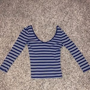 Super cute crop top! Same in front and back.